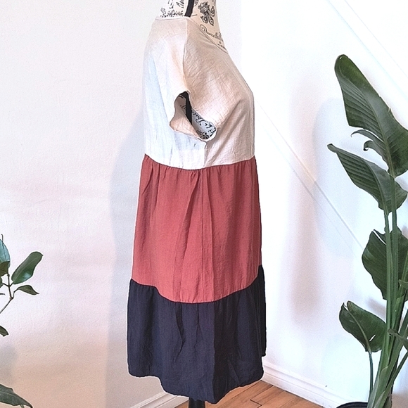Emery Rose Colorblock Dress in Cream, Rust, and Black. Size Small - Picture 5 of 6